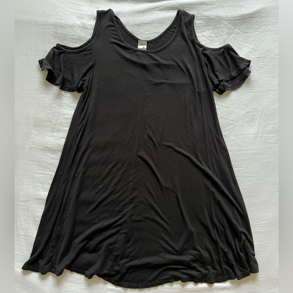 Boutique T-Shirt dress w cut-out shoulders
